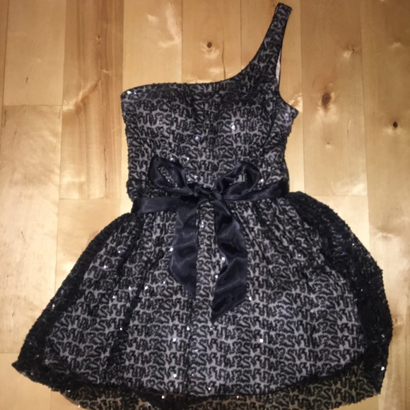 Dresses & Skirts - Betsy&Adam black/cream formal one shoulder Dress